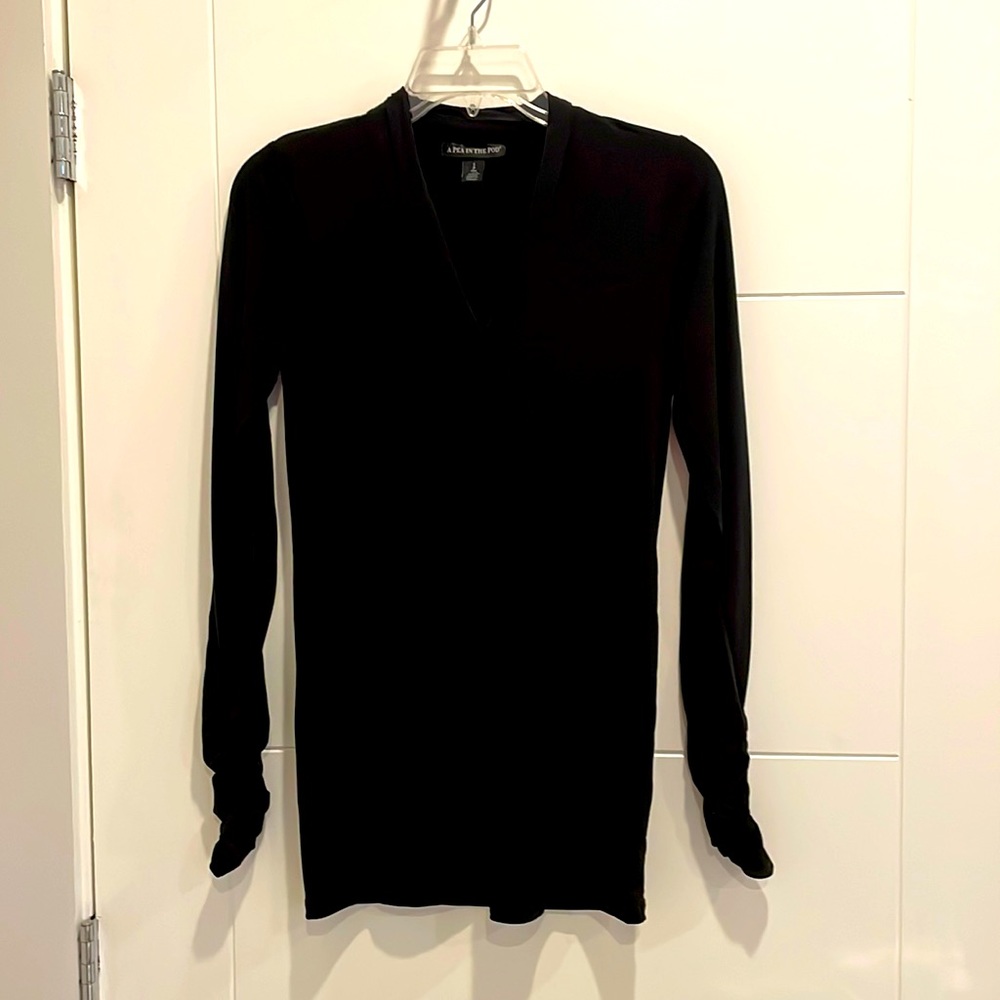 A Pea in the Pod Black V-neck Long Sleeve Top